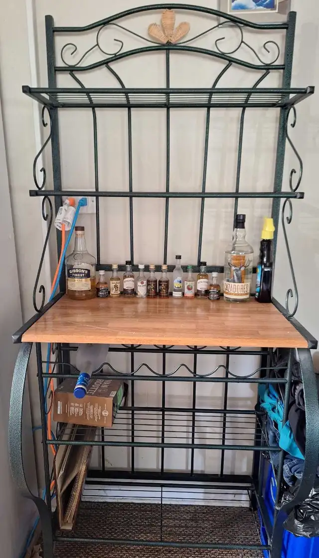 dinnette table , chairs and bakers rake in Dining Tables & Sets in Sarnia - Image 8