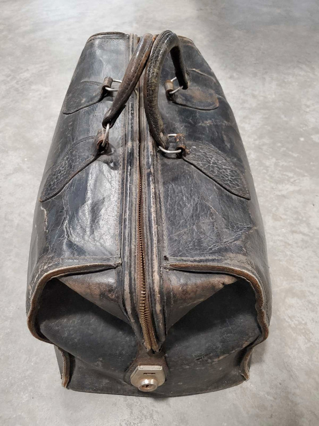 Antique Leather (Medical?) Bag in Arts & Collectibles in Annapolis Valley - Image 4