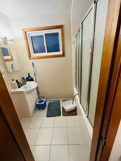 ROOMS FOR RENT – 72 COCKBURN DRIVE, SCARBOROUGH (CENTENNIAL AREA) Four private rooms are available i...