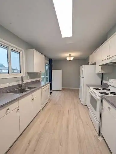 Bright 2 BDRM top floor unit of duplex in Brock available for Sept 1st. Kitchen is nice and bright w...