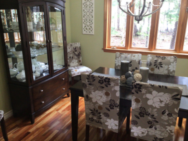 Beautiful Dinning Room Set in Dining Tables & Sets in Fredericton - Image 2