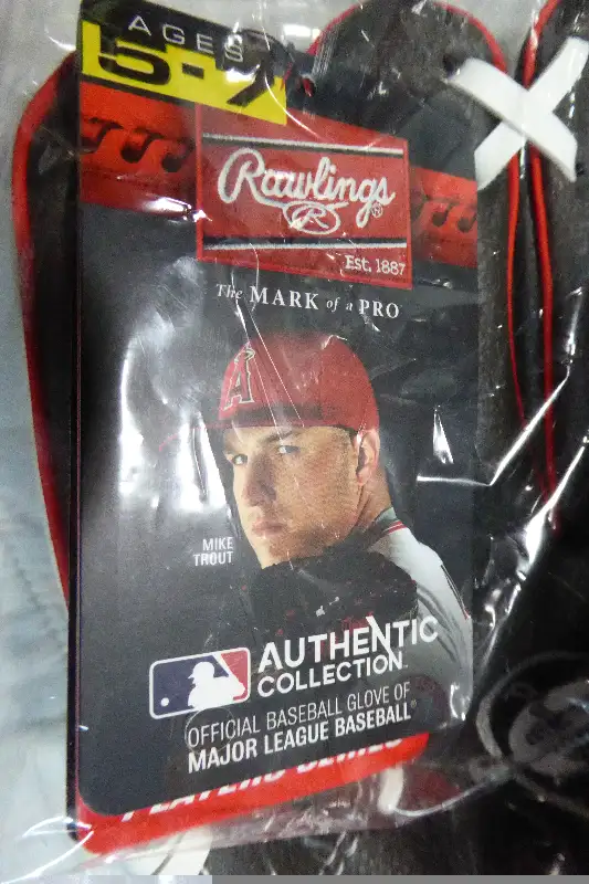 Rawlings Baseball Glove 10" Ages 5 - 7 FOR RIGHT HAND in Baseball & Softball in City of Toronto - Image 3