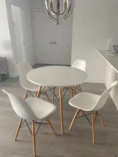 !! Ensemble table de cuisine et 4 chaises à vendre !!, View more