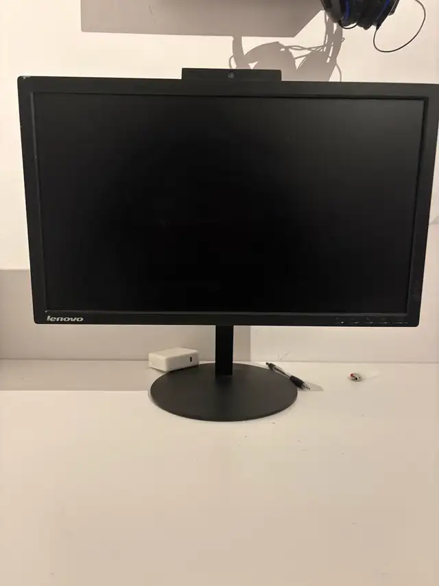 Desktop Monitor Lenovo in Desktop Computers in City of Montréal - Image 2