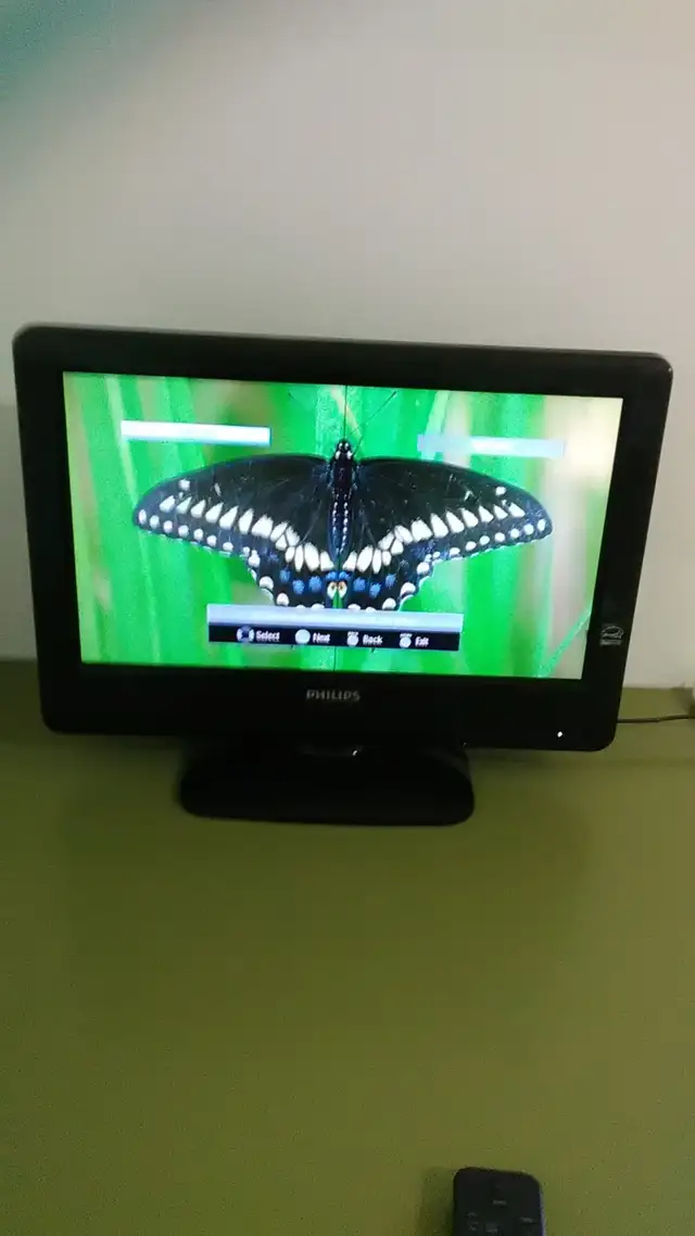 Philips 19” HD LCD Digital TV with Remote  in TVs in City of Toronto - Image 2