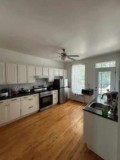 CHAMBRE À LOUER – 650 $/MOIS INFORMATIONS SUR LA PROPRIÉTÉ Chambre disponible dans un grand logement...
