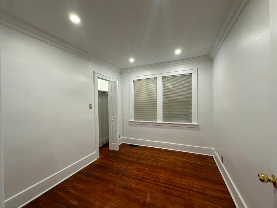 Three Bedroom Renovated Walkerville apartment 4