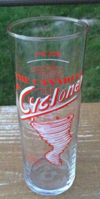 Vintage verre à cocktail avec la recette "the Canadian cyclone"