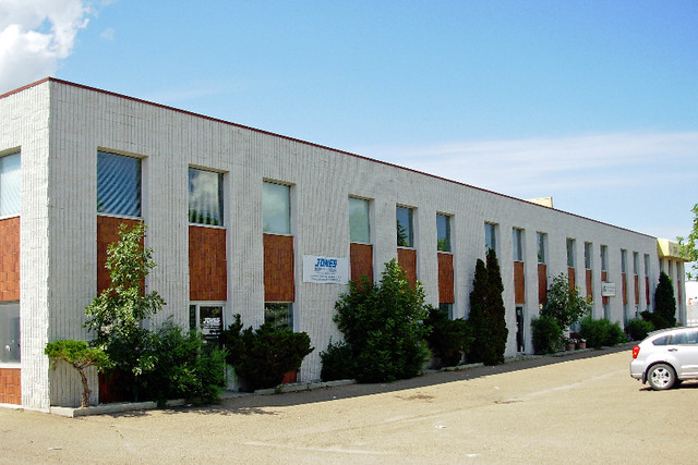 7890 SQUARE FOOT SHOWROOM/OFFICE/WAREHOUSE FOR LEASE W/END-DOCK in Commercial & Office Space for Rent in Edmonton