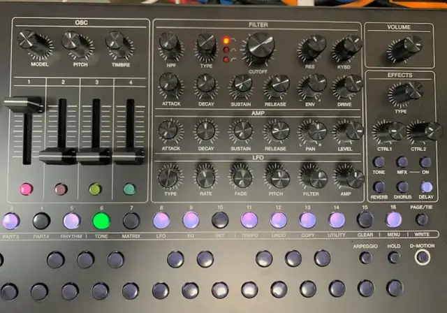 Roland SH-4D Polyphonic MULTI-TIMBRAL Desktop Synthesizer in Pro Audio & Recording Equipment in Saskatoon - Image 3