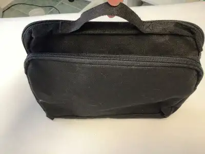 Pochette pour installer un lecteur DVD portatif sur un appuie tête d’un banc de voiture. Il est en t...