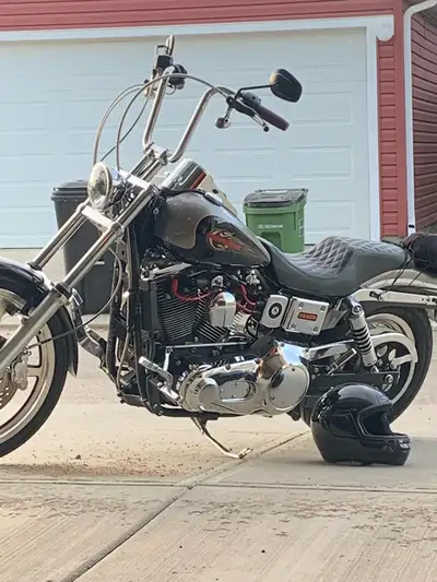 Harley-Davidson Dyna Wide Glide – Old School, No Apologies This is a real Wide Glide. Not dressed up...