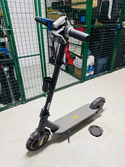 This pre-owned Segway Ninebot KickScooter Max G30 offers a reliable and efficient ride with its high...
