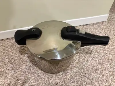 Stainless steel 5quart pressure cooker in good condition compatible on all stoves