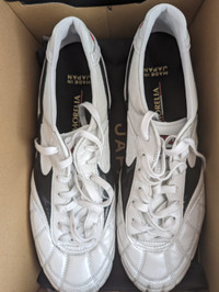 Mizuno size 11 mens soccer shoes