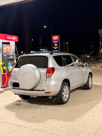 Selling 2008 Toyota RAV4 ALL WHEEL DRIVE(AWD) 2.4L Inline 4 cylinder LIMITED EDITION. CLEAN TITLE AC...