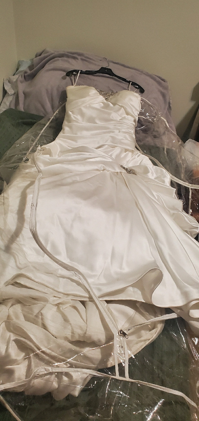 Wedding dress size 16 white in Wedding in City of Toronto - Image 3
