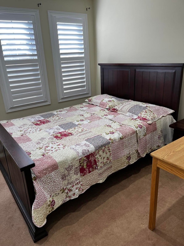 ROOM FOR RENT Markham and Steel ,ONLY Female!!! Short Term Rentals