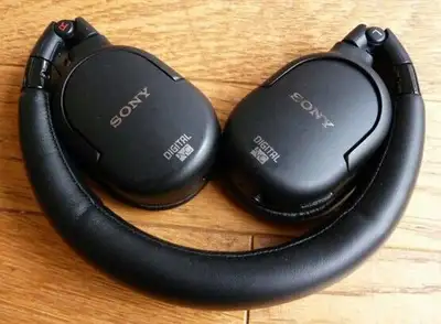 Selling a Sony MDR-NC200D Headphone that has been sitting in storage for several years. In excellent...