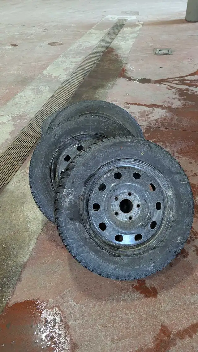 Lightly Used 17” Uniroyal Winter Tires Set and Rims !! in Tires & Rims in City of Toronto - Image 4