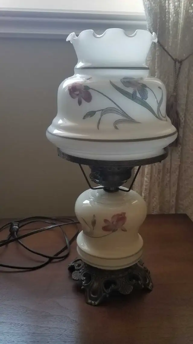 Vintage Porcelain Hurricane Lamp in Indoor Lighting & Fans in City of Montréal - Image 2
