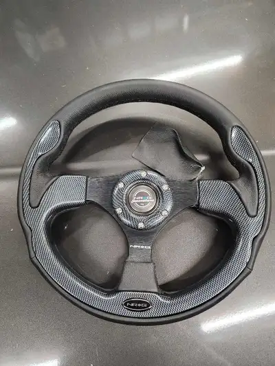 Volant Cuir/carbone nr-g innovation neuf. Diamètre de 320 mm. Merci de regarder mes autres annonces!