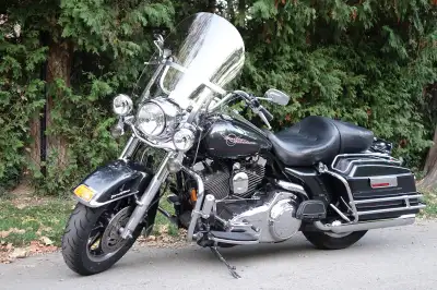 2007 Road King, FLHR, Black Pearl, Twin Cam 96, 6 speed, 57,600 miles (92,700 km), Security FOB. Own...