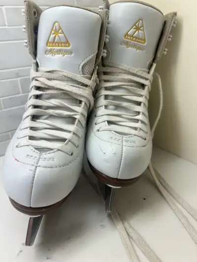 Girls Figure Skates size 3, View more