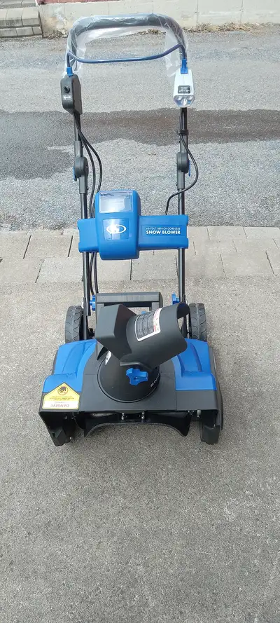 Souffleuse à neige sans fil SnowJoe. 2 batteries Litium-Ion et chargeur inclus. Elle fonctionne très...