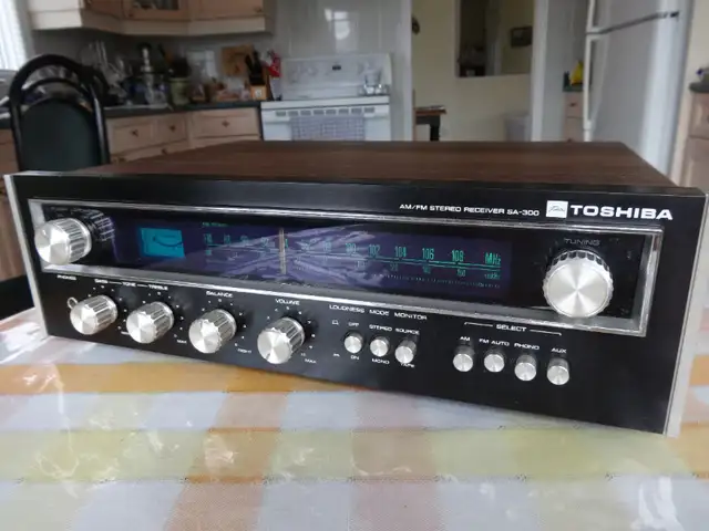 Toshiba SA-300 AM/FM Vintage(1974) Stereo Receiver for sale in Stereo Systems & Home Theatre in Markham / York Region - Image 3
