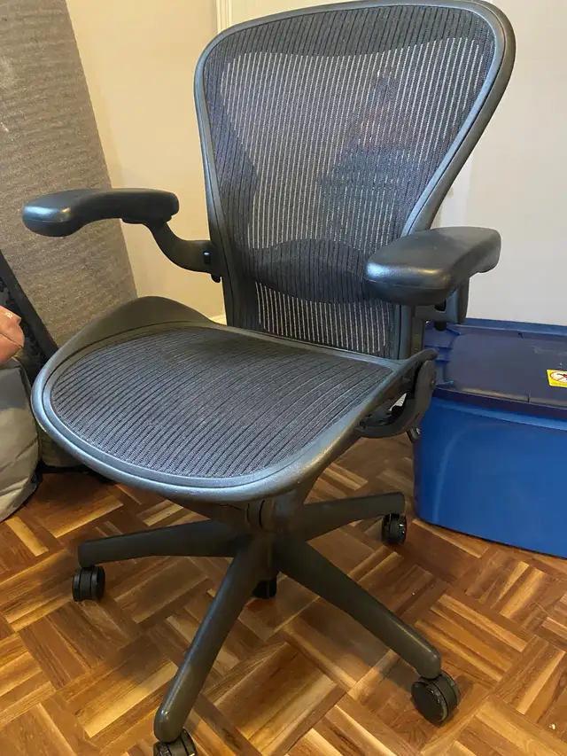 Chaise Aeron in Chairs & Recliners in City of Montréal - Image 2