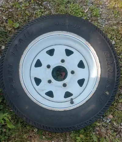 * Prix ferme. * à Weedon (J0B 3J0). Roue de remorque 12 po, 5 trous. Pneu FINI. La jante est en très...