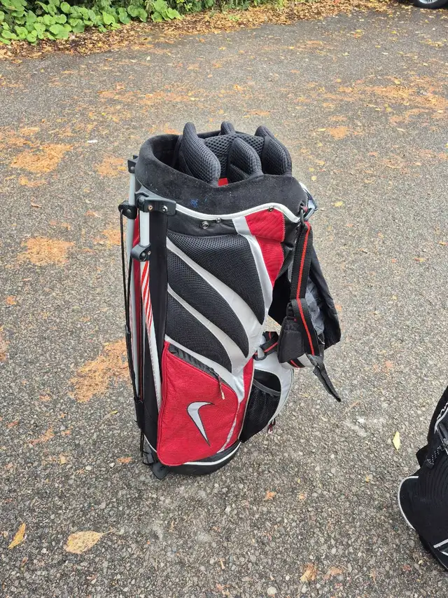 Nike Golf Bag lightweight c stand and rain cover in Golf in Oshawa / Durham Region - Image 2