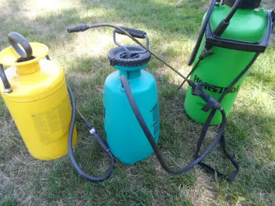 J'ai 3 reservoirs neufs pour arrosage de pelouse ou pour arbres fruitiers. 1 de marque Lawn Garden m...