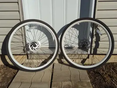 NEUF/NEW (2) Roues complètes - 700x35C - (2) Complete wheels, View more