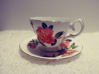 Tasse à thé et soucoupe Queen Anne à motif floral rose et jaune
