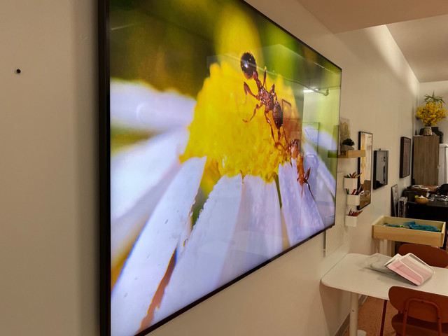 Samsung TV 82” QLED Smart TV in TVs in City of Toronto - Image 2