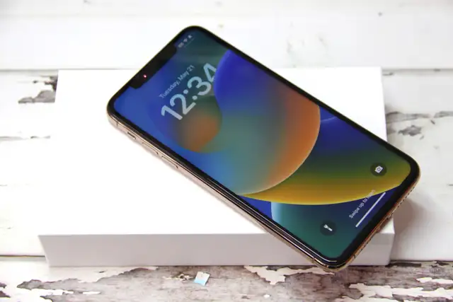 iPhone 11 Pro Max, 64GB, Gold in Cell Phones in Hamilton - Image 3