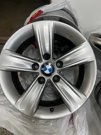 4 jantes BMW à vendre, 16 pouces, en excellent état. Prix par jante: 180$