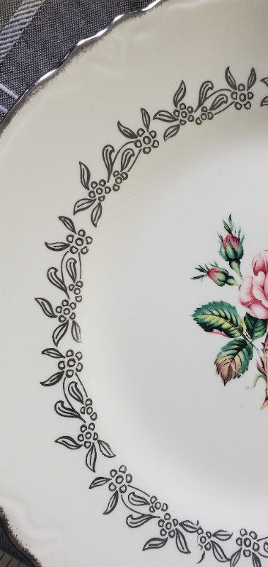 Vintage Rose Of Tralee dinner plate By Sovereign Potter's in Arts & Collectibles in Hamilton - Image 4