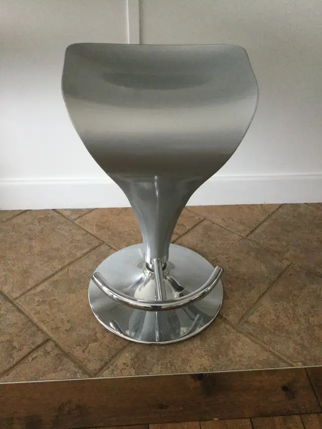 Chrome/Acrylic Contemporary  Bar Stools - Set Of 3 in Chairs & Recliners in Penticton - Image 6