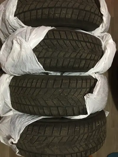 4 pneus d hiver good year 225/65R17 en très bon état