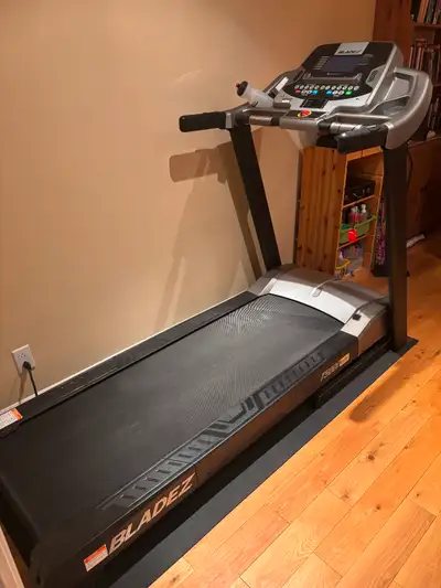 Tapis roulant Bladez T500i. Impeccable, peu utilisé. Acheté chez Club Piscine Fitness. Valeur de plu...
