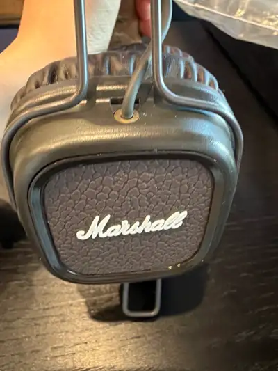 Marshall Major II Bluetooth on-ear headphones in black. Fully functional: Bluetooth pairs reliably a...