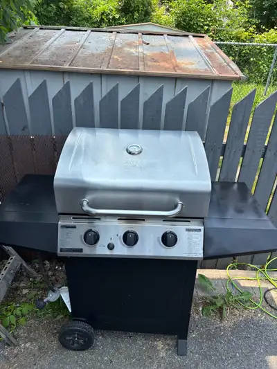 BBQ S420 master chef en excellente condition. Pas beaucoup servi. Très propre. À voir !
