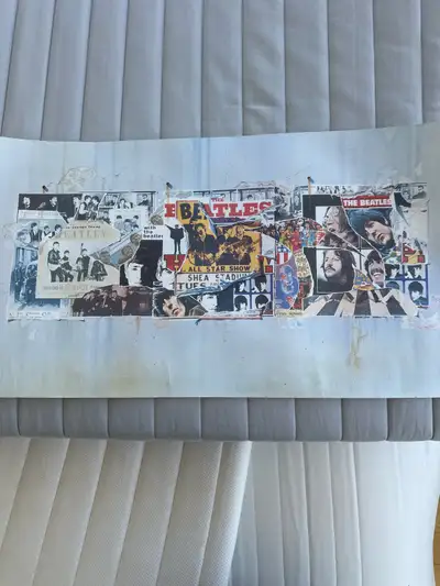 Affiche de haute qualité (carton Canson) représentant mur avec 3 vinyle des Beatles. Format sur la L...