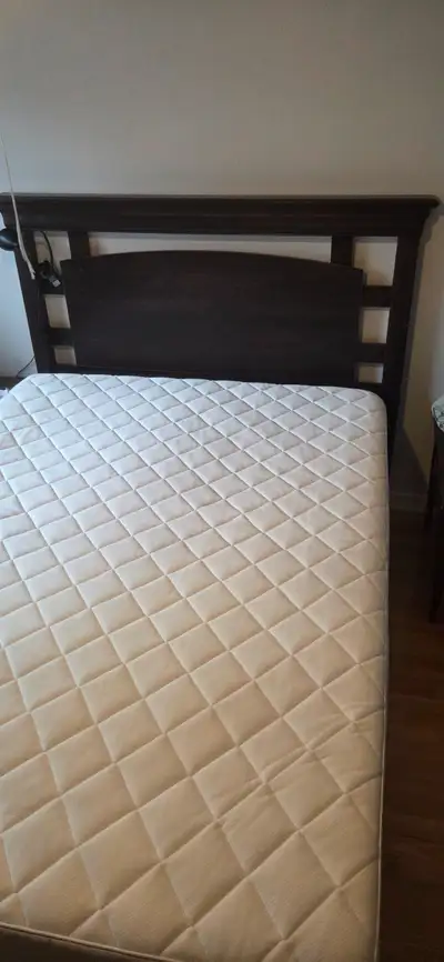 $ 250 Ensemble de lit Queen complet – Il doit partir avant mardi, View more