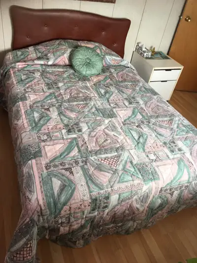 Lit double . Matelas et sommier avec base à roulette , tête de lit et literie. $75 Il est à Venise e...
