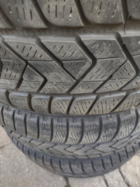 2 pneus hiver Pirelli Scorpion Runflat 235-55R19. Excellent état