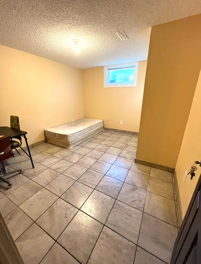 Furniture Room for rent available Calgary63848999977603123